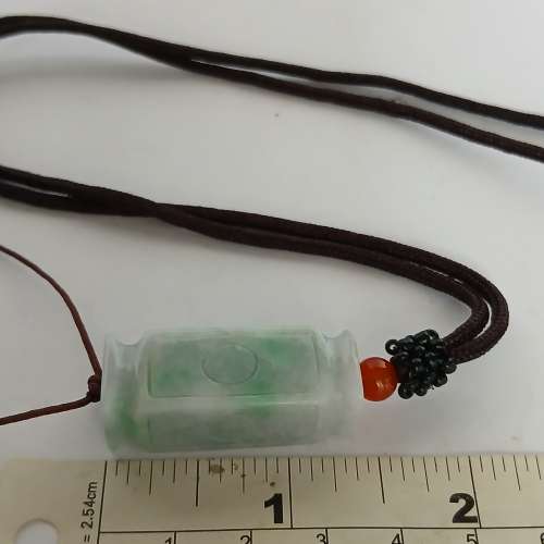 一封翡翠A玉小花瓶，12x35mm, 方柱形，有色好工，亦可作吊咀配帶，一對共售500元。...