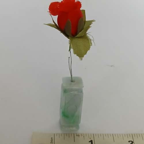 一封翡翠A玉小花瓶，12x35mm, 方柱形，有色好工，亦可作吊咀配帶，一對共售500元。...