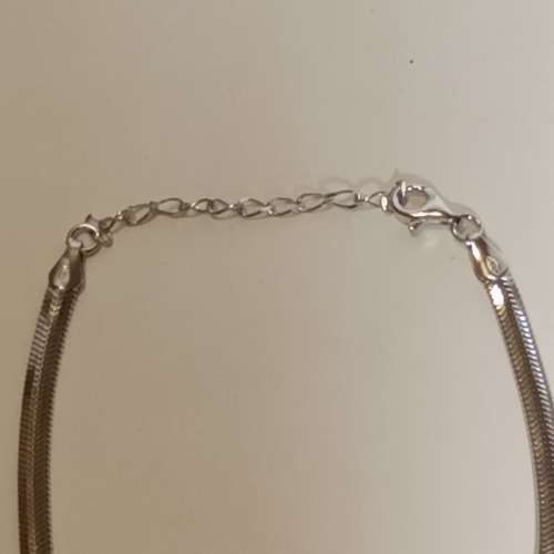 意大利925純銀蛇骨鏈，寬身4mm超薄1.5mm,圓滑柔軟令佩戴者有舒適感 。鏈長16寸加2寸...