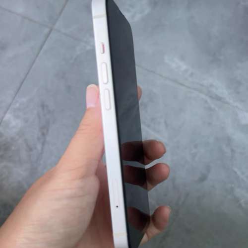 Apple iPhone 13 512G， 6.1寸大螢幕，電池效能80 ％，功能全部正常運作，已貼貴價...