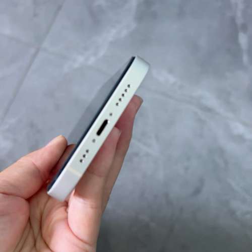 Apple iPhone 13 512G， 6.1寸大螢幕，電池效能80 ％，功能全部正常運作，已貼貴價...