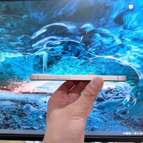 iPhone 13  512GB ，電池容量80 %，跟全新玻璃鋼化貼及保護套