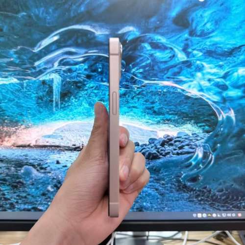 iPhone 13  512GB ，電池容量80 %，跟全新玻璃鋼化貼及保護套