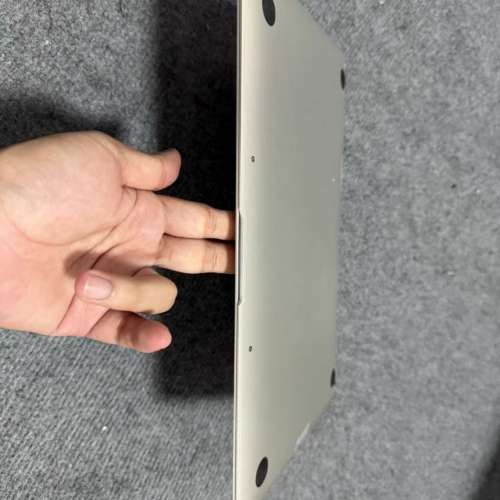 13寸蘋果MacBookair筆記本電腦，8G記憶體+ 512GB SSD 固態硬盤，輕巧方便攜帶出街！