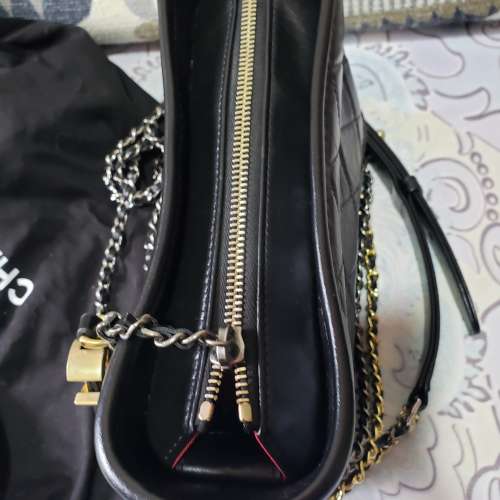 CHANEL  gabrielle 牛皮肩背袋黑色 98%新 .可以交換其他手袋錢包用。