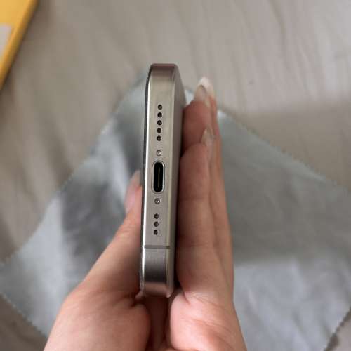iPhone 15 pro 128 gb titanium (88%電量)
