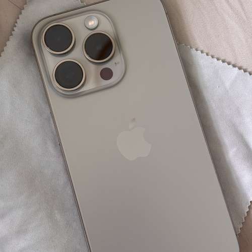 iPhone 15 pro 128 gb titanium (88%電量)