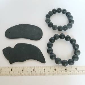 . 一手四件砭石，包括兩條15mm手串，兩件约4寸按摩片，共售200元。砭 石有疏通經絡...