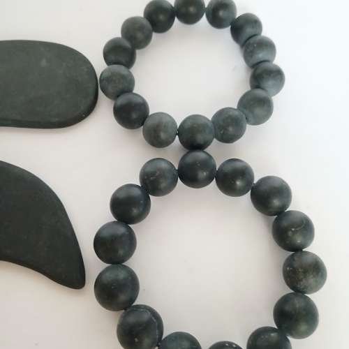 . 一手四件砭石，包括兩條15mm手串，兩件约4寸按摩片，共售200元。砭 石有疏通經絡...