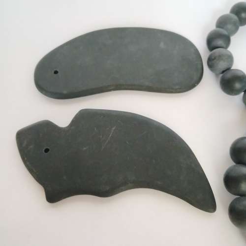 . 一手四件砭石，包括兩條15mm手串，兩件约4寸按摩片，共售200元。砭 石有疏通經絡...