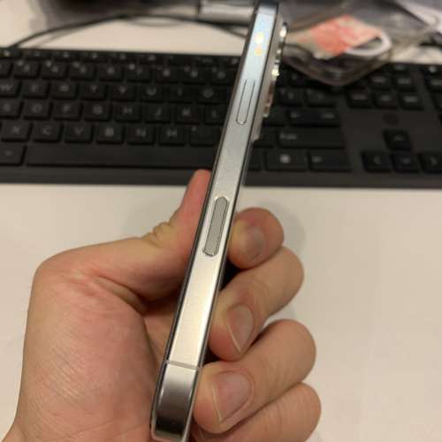 [極新] iPhone 16 Pro 256GB White Titanium, 接近0使用痕跡, 有盒