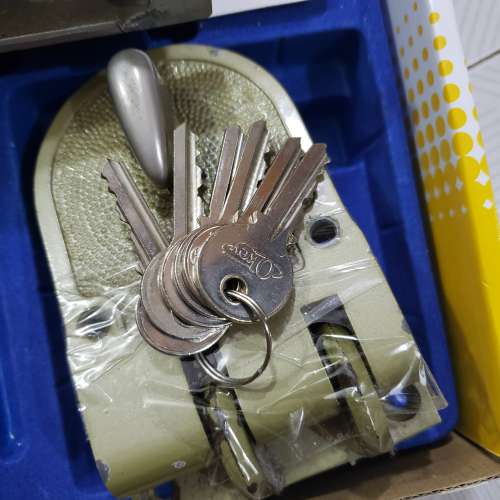 老虎鎖連6鎖匙加大門氣古一套，屯門良景村取。