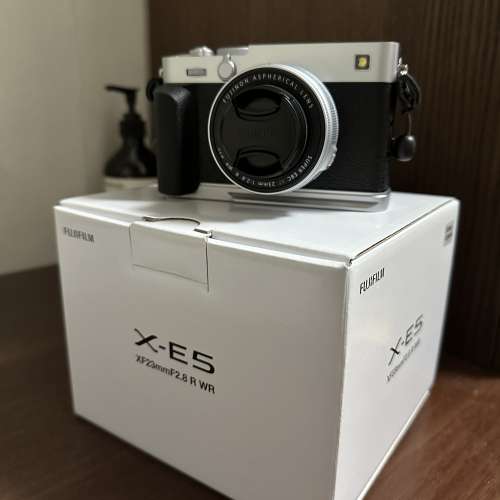 行貨富士Fujifilm X-E5 XE5 with xf23mmf2.8 R WR 鏡頭 銀色