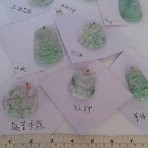 半價清貨。翡翠A玉吊咀,有色好工,原價每個六百元,現買一送一,任揀兩個售六百元。no...