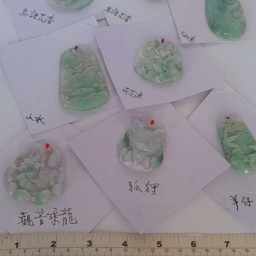 半價清貨。翡翠A玉吊咀,有色好工,原價每個六百元,現買一送一,任揀兩個售六百元。no...