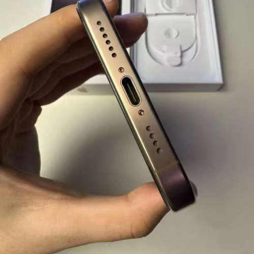 Iphone16 pro max  256G 金色港行，電池健康100%，保修到2025.10.6。  外觀