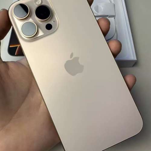 出自用99新iPhone 16 pro max 256G 沙漠色鈦金香港行貨，屏幕外觀完好，機身無痕，...