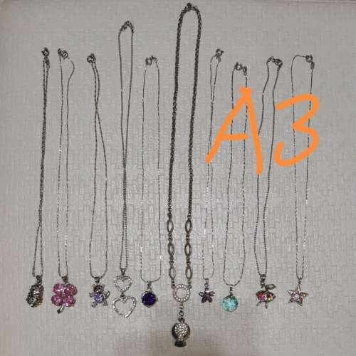 頸鍊多套，每套十條，每套50元。可做聖誕禮物。