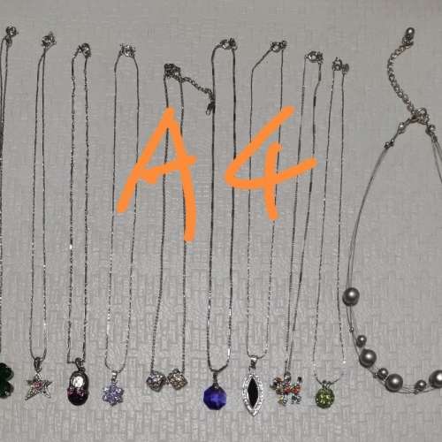 頸鍊多套，每套十條，每套50元。可做聖誕禮物。