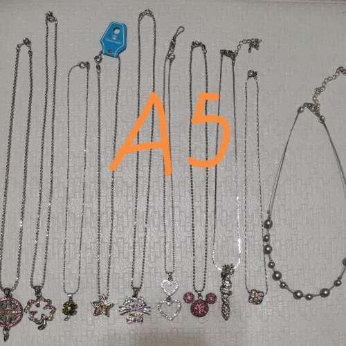 頸鍊多套，每套十條，每套50元。可做聖誕禮物。