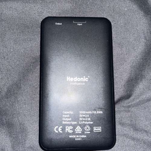 18.5w快充hedonic-1120720k 行動電源，容量為 5000mAh。側面有USB 輸出、充電輸入和...