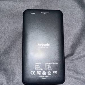 18.5w快充hedonic-1120720k 行動電源，容量為 5000mAh。側面有USB 輸出、充電輸入和...
