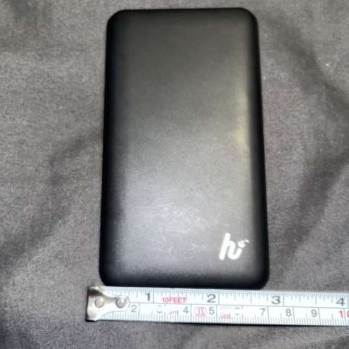 18.5w快充hedonic-1120720k 行動電源，容量為 5000mAh。側面有USB 輸出、充電輸入和...