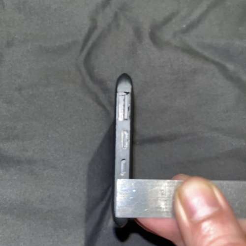 18.5w快充hedonic-1120720k 行動電源，容量為 5000mAh。側面有USB 輸出、充電輸入和...