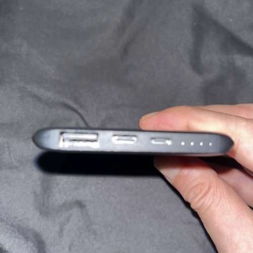 18.5w快充hedonic-1120720k 行動電源，容量為 5000mAh。側面有USB 輸出、充電輸入和...