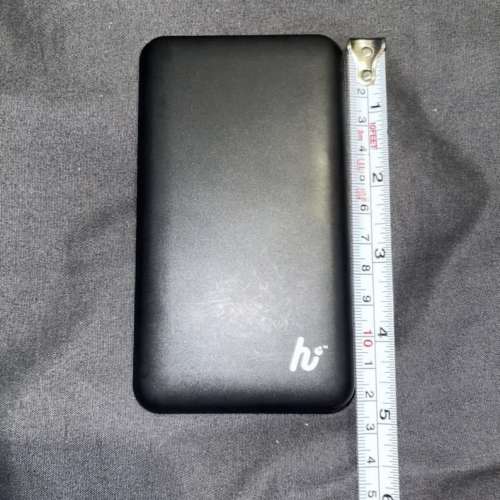18.5w快充hedonic-1120720k 行動電源，容量為 5000mAh。側面有USB 輸出、充電輸入和...