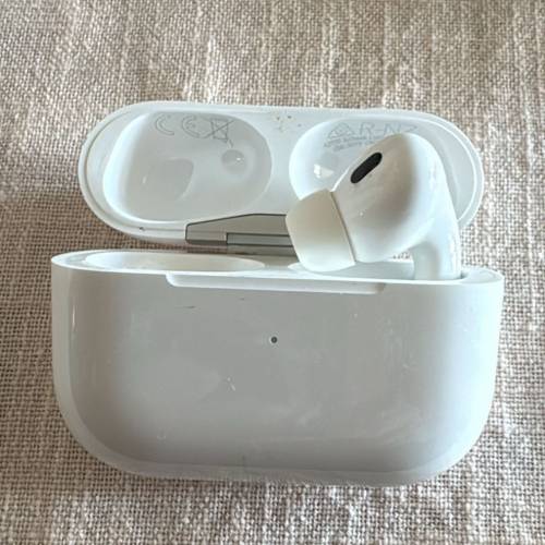 Air pod 2 (右耳塞） $200,連义坐，整體乾淨企理！