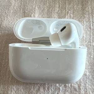 Air pod 2 (右耳塞） $200,連义坐，整體乾淨企理！
