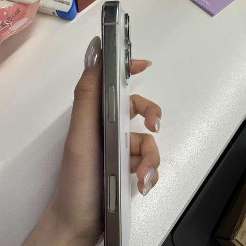 女生自用機 iPhone 16 pro 512GB white