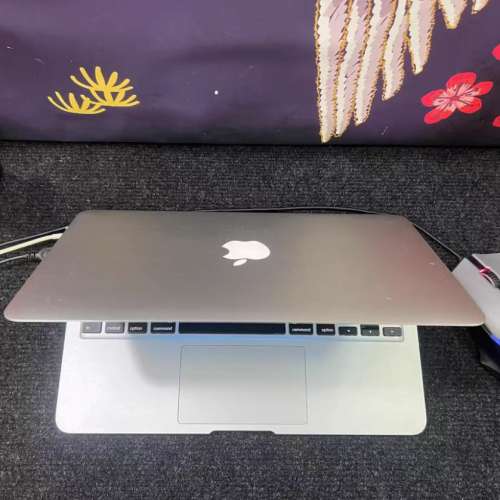 MacBook Air 13寸 筆記型電腦，256G 固態硬盤，輕巧薄身！