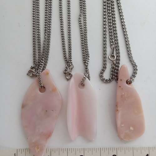 澳洲天然粉紅蛋白石吊墜Australia pink opal。長約到2至2.5吋，配上24寸不銹鋼頸鏈...