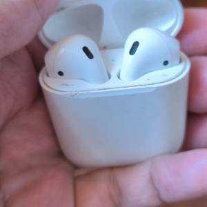 AirPods 配對完後，只有右耳正常，左耳听不到声音，無線充電盒100%正常運作)