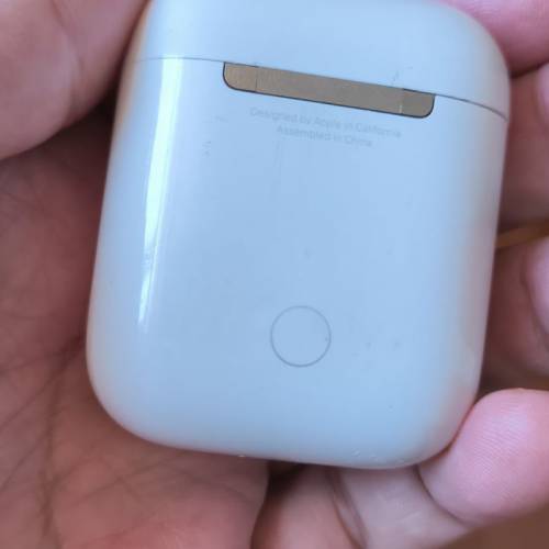 AirPods 配對完後，只有右耳正常，左耳听不到声音，無線充電盒100%正常運作)