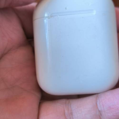 AirPods 配對完後，只有右耳正常，左耳听不到声音，無線充電盒100%正常運作)