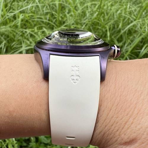 極罕有崑崙 (Corum) 的 Bubble 42 Juliette Jourdan 自動男錶