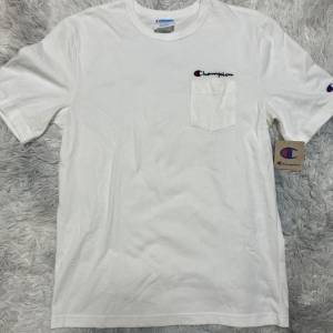全新鬆身大件Champion pocket Tee Champion pocket Tee white color (size M)