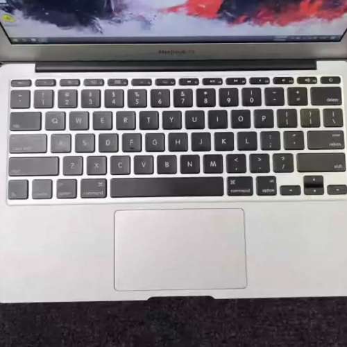 13寸蘋果MacBookair筆記本電腦，8G記憶體+ 512GB SSD 固態硬盤，輕巧方便攜帶出街...