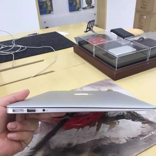 Apple MacBook Air 13寸 筆記型電腦，256G 固態硬盤，輕巧薄身！
