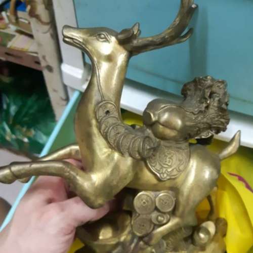 梅花鹿馱白菜黃銅風水擺件一對，有意請電:98139842