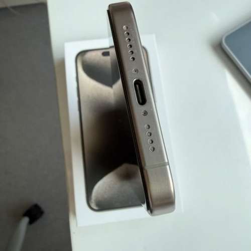 99新iPhone 15pro max256gb,港行雙卡極新，完美冇花，冇修冇拆，電池87，有套有貼，...