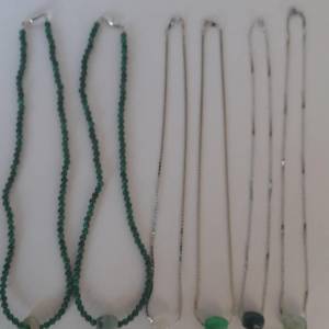 清貨價出售 一手六個A玉路路通，連18吋幹青頸鏈/銅頸鏈 如照片顯示，六套全部售380...