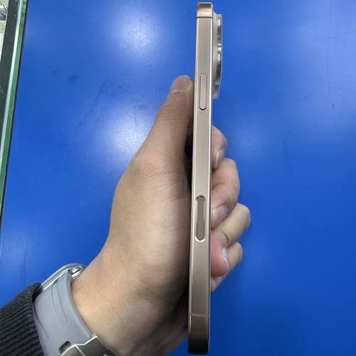 iPhone 16 pro max 256gb 香港行貨 電池健康度100 ％ 金色雙卡 9成9新無花 電話放喺...