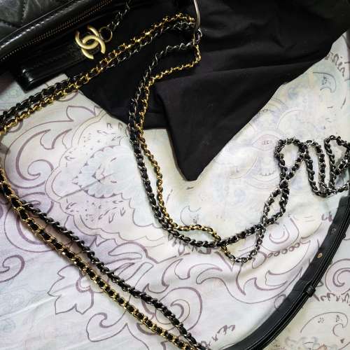 CHANEL  gabrielle 牛皮肩背袋黑色 98%新 .可以交換其他手袋錢包用。