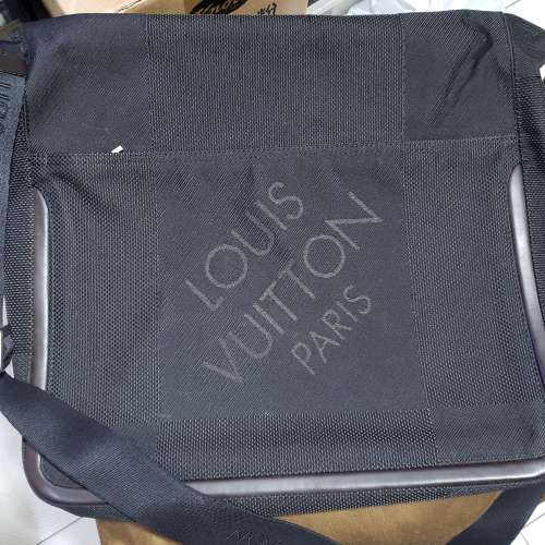 LV men bad 斜咩電腦公文袋  屯門良景邨取。