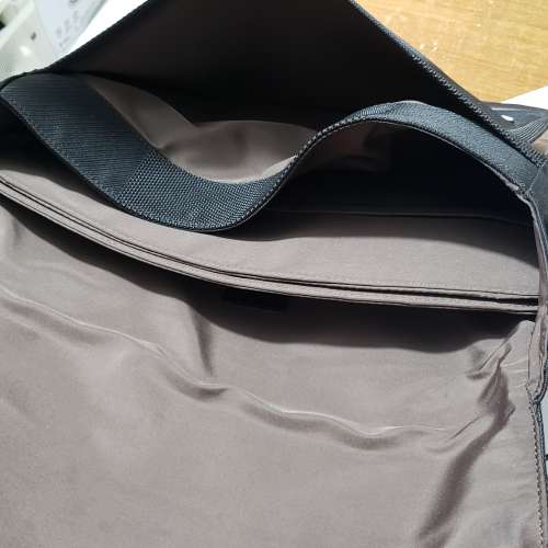 LV men bad 斜咩電腦公文袋  屯門良景邨取。