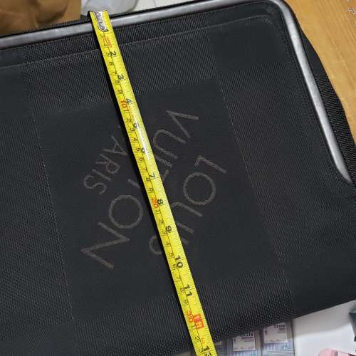 LV men bad 斜咩電腦公文袋  屯門良景邨取。